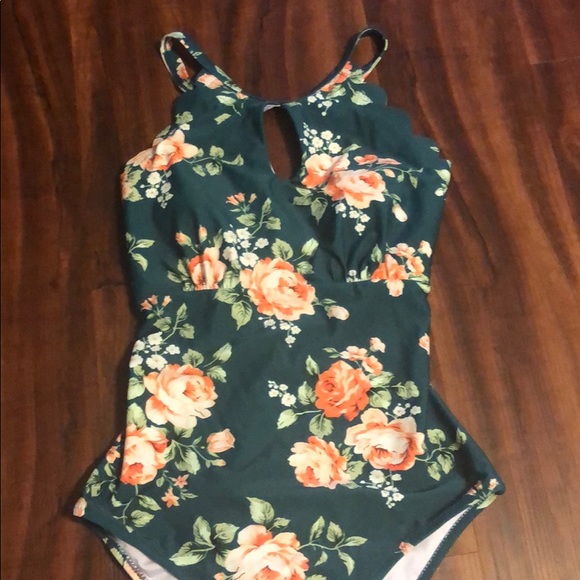 Cupshe one piece swimsuit ☀️💕 - Picture 4 of 8